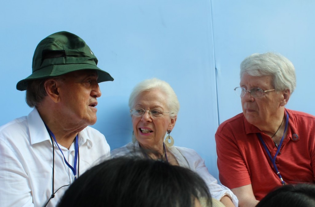 Peter Arnett, Edie Lederer and Bill Reilly at the 40th Anniversary Parade