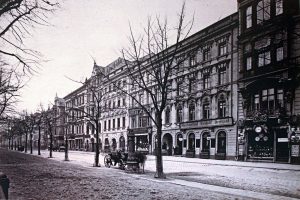 1280px-1901_Bartels_Berlin_Unter_den_Linden_anagoria